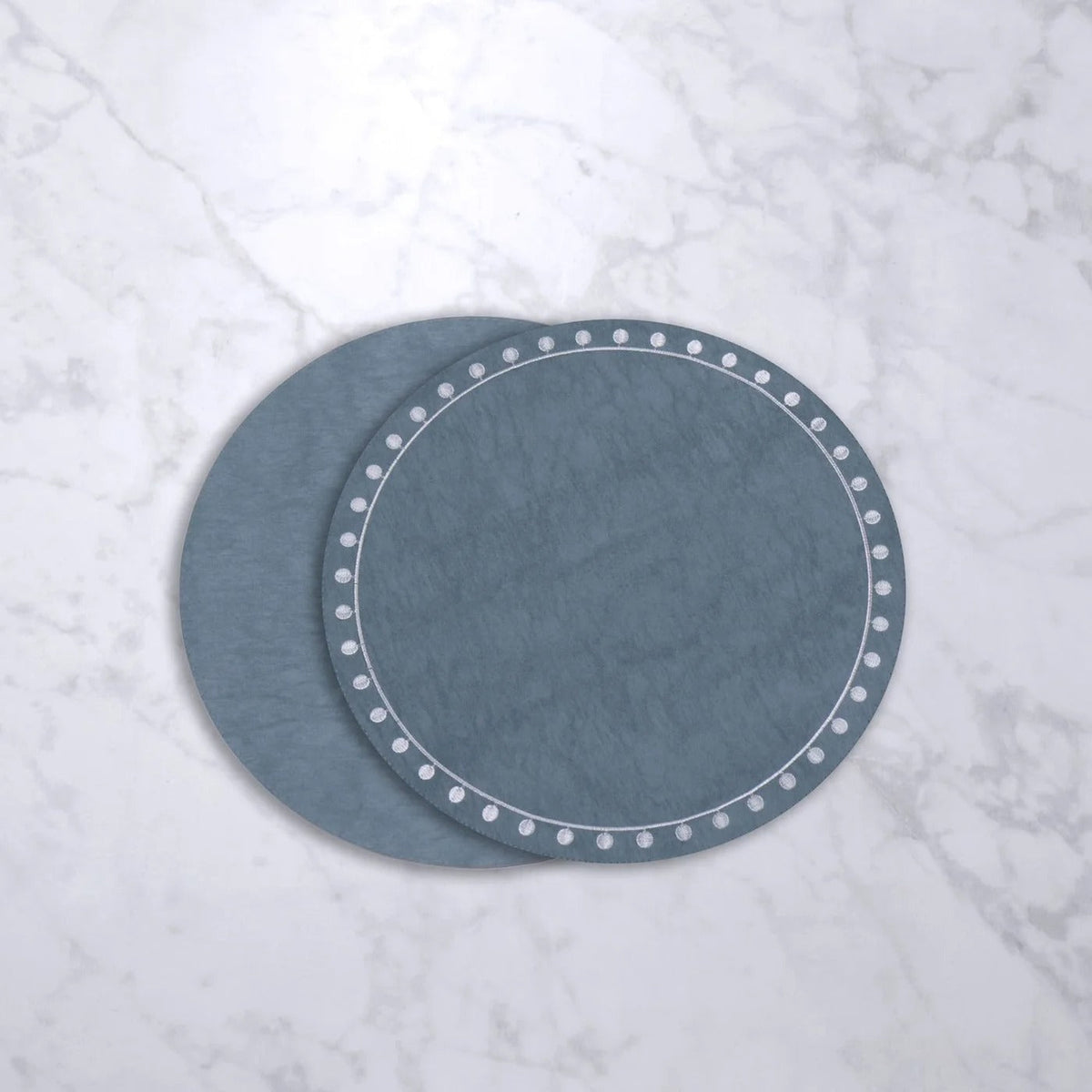 beatriz-ball-wholesale-vida-round-embroidered-dots-15-5-round-placemats-set-of-4-blue-and-white