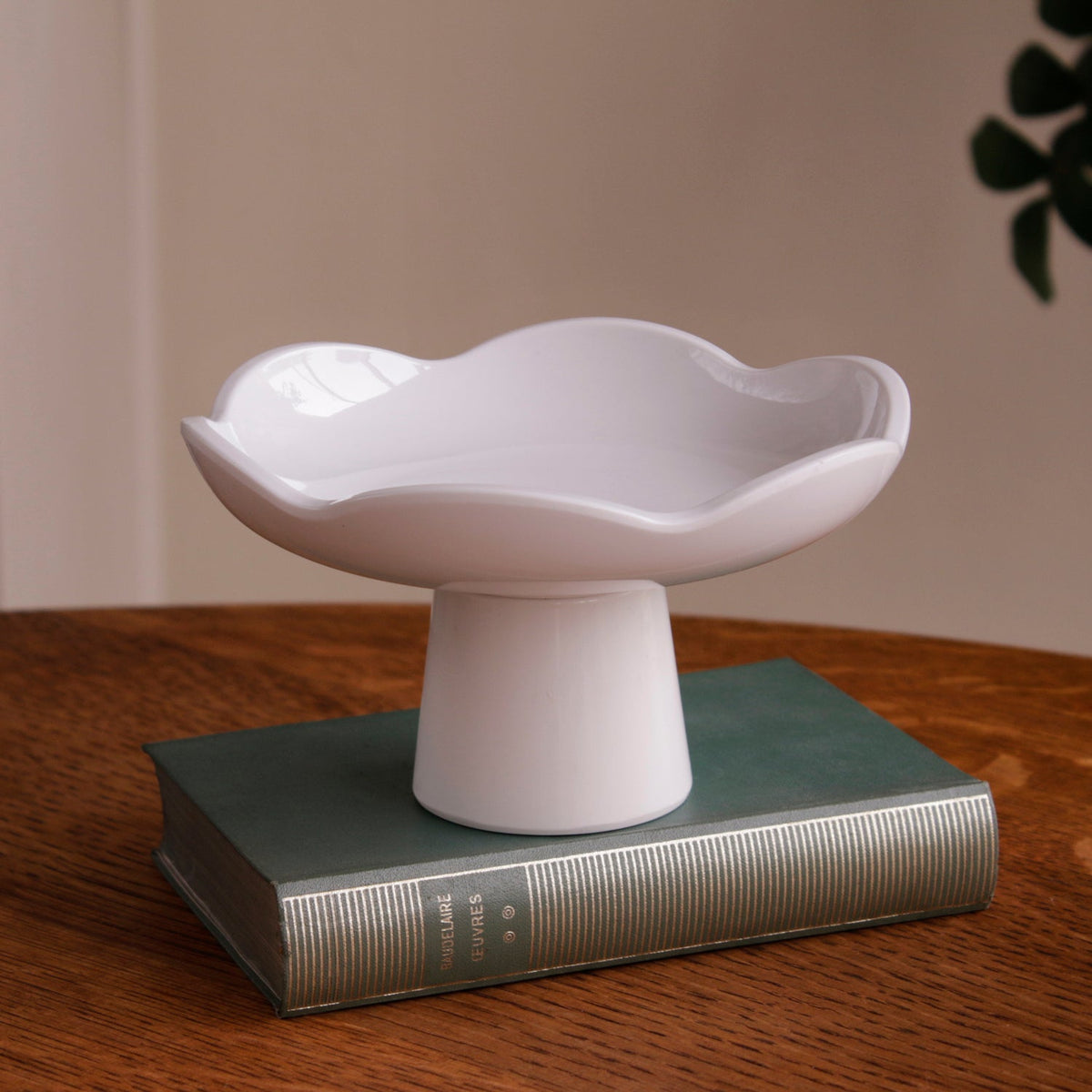 vida-amelia-small-pedestal-white