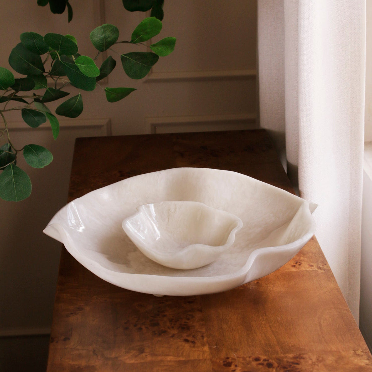 resin-alabaster-bowl-with-dip-white-swirl