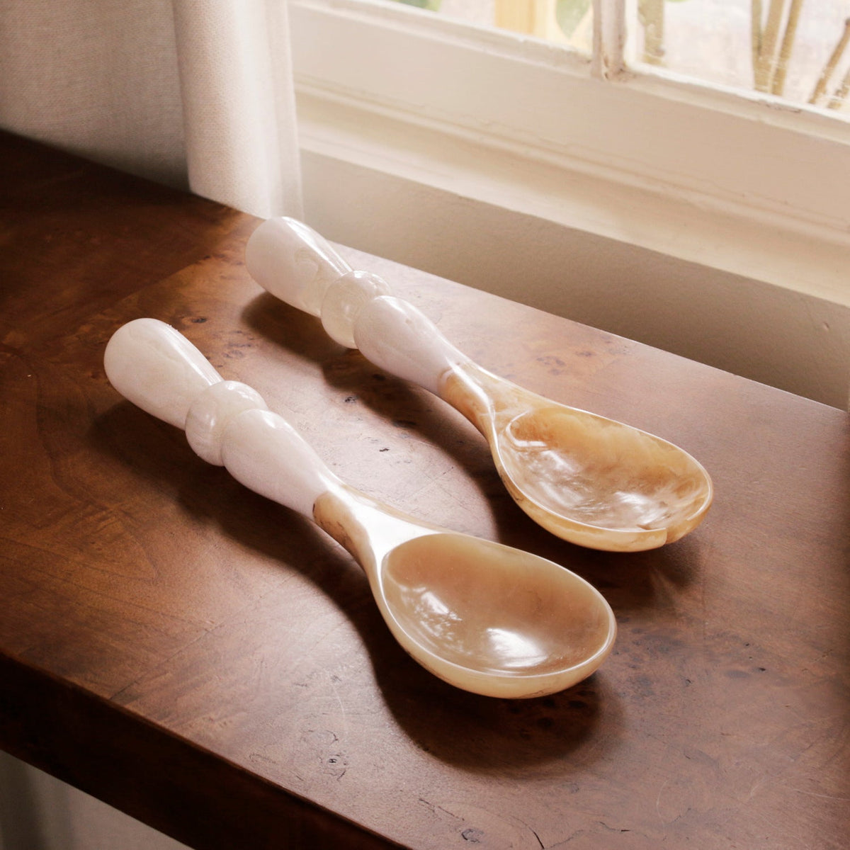 resin-alabaster-salad-servers-white-swirl