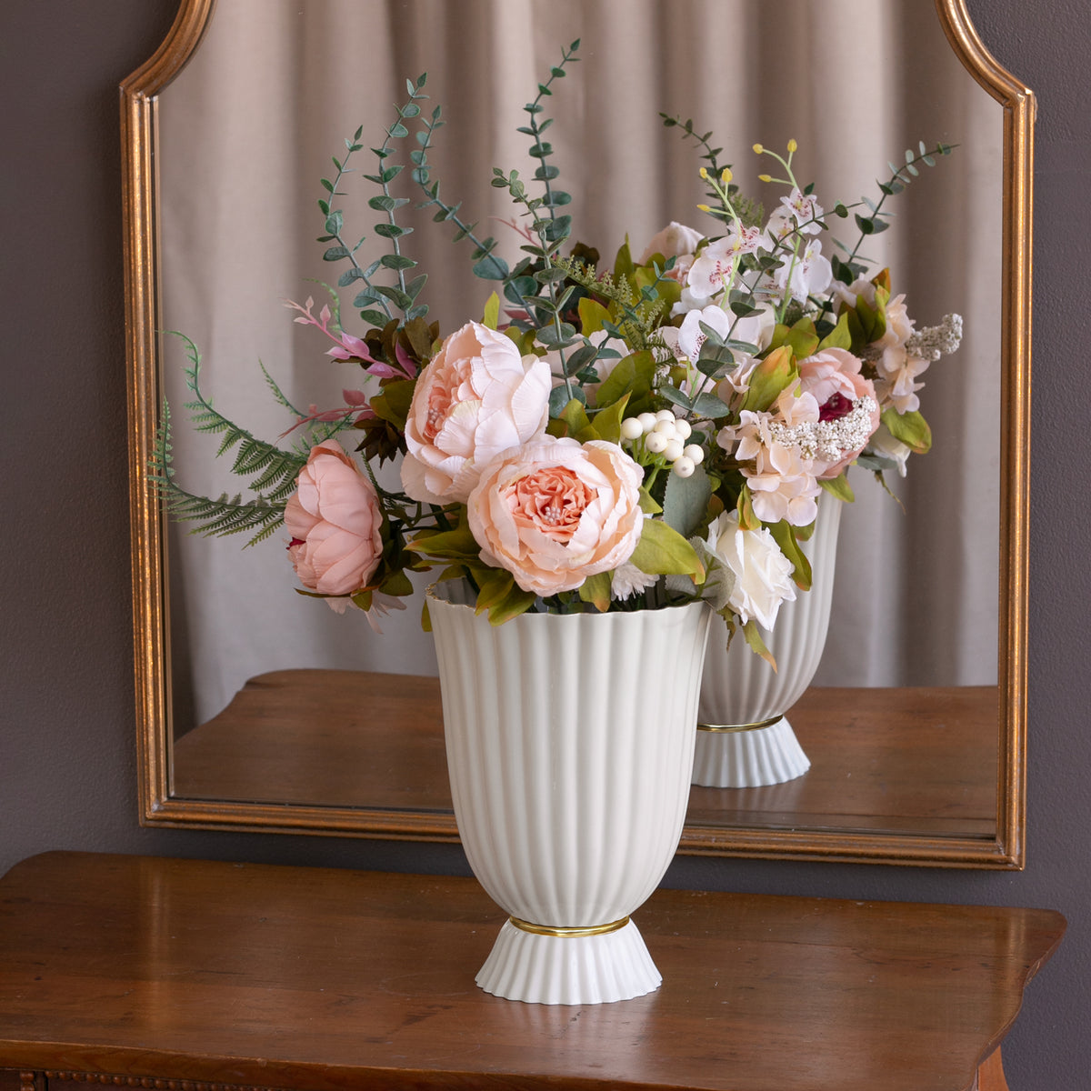encanto-vienna-medium-vase-cream-and-white