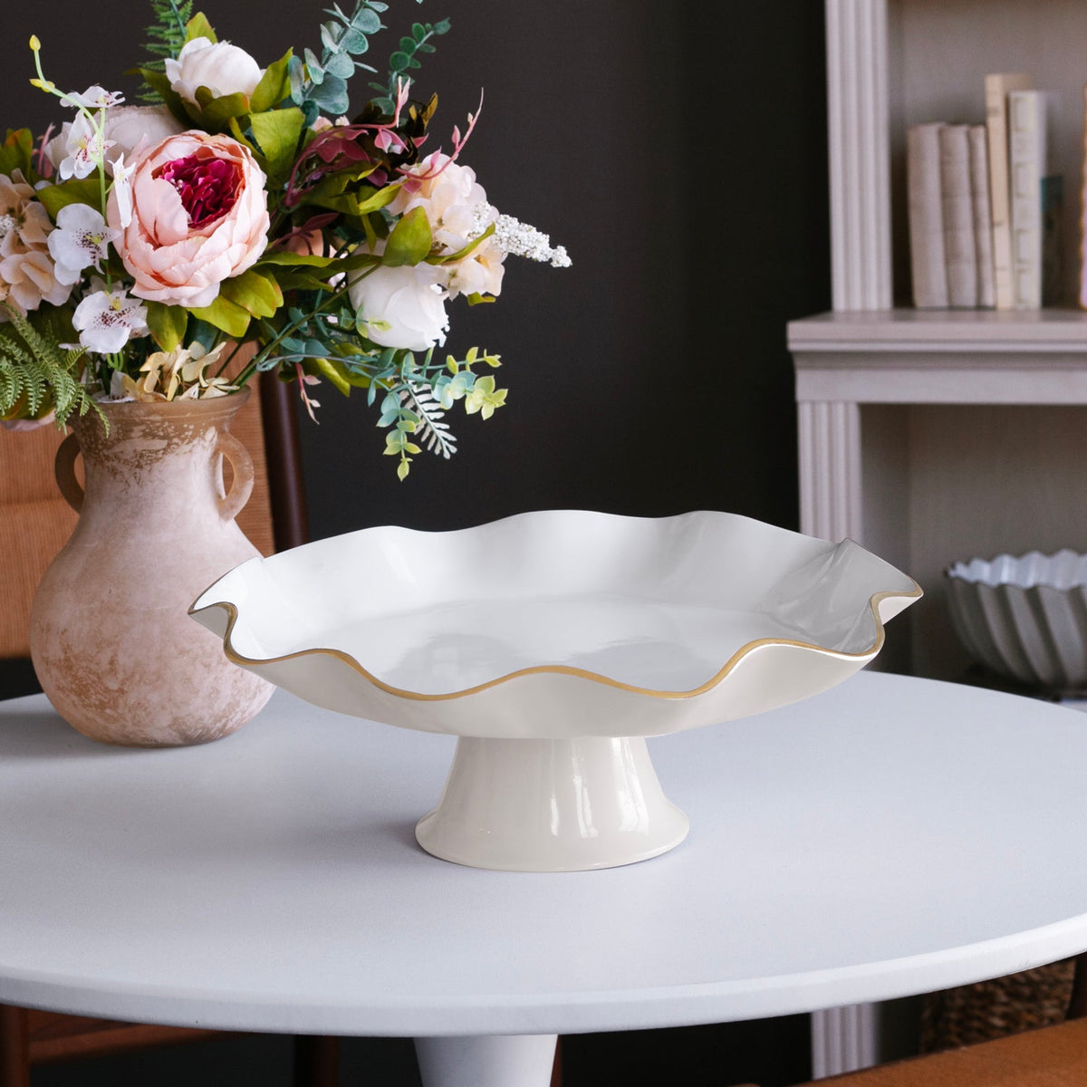 encanto-carola-pedestal-cake-plate-cream-and-white