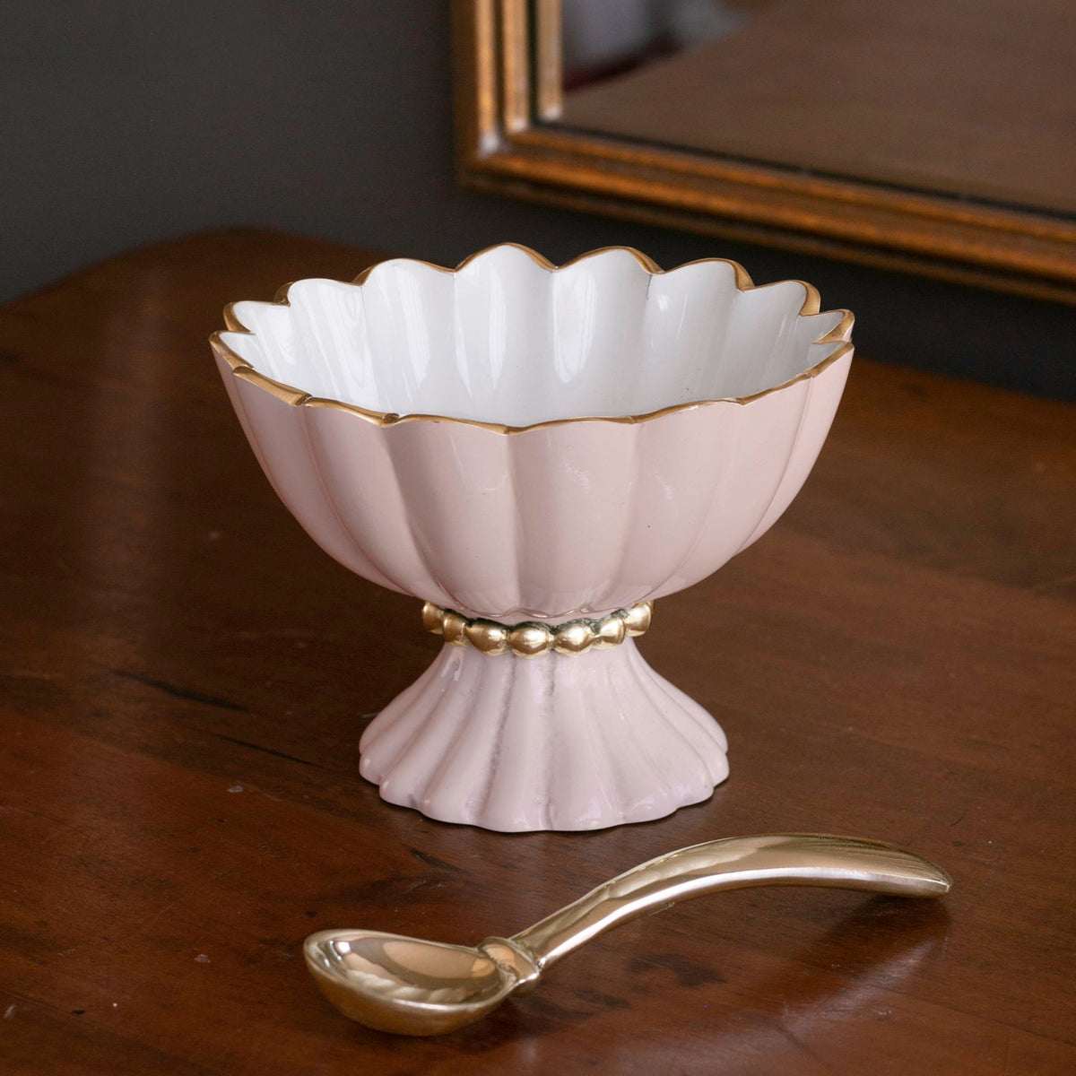 encanto-vienna-mini-pedestal-with-spoon-camellia-and-white