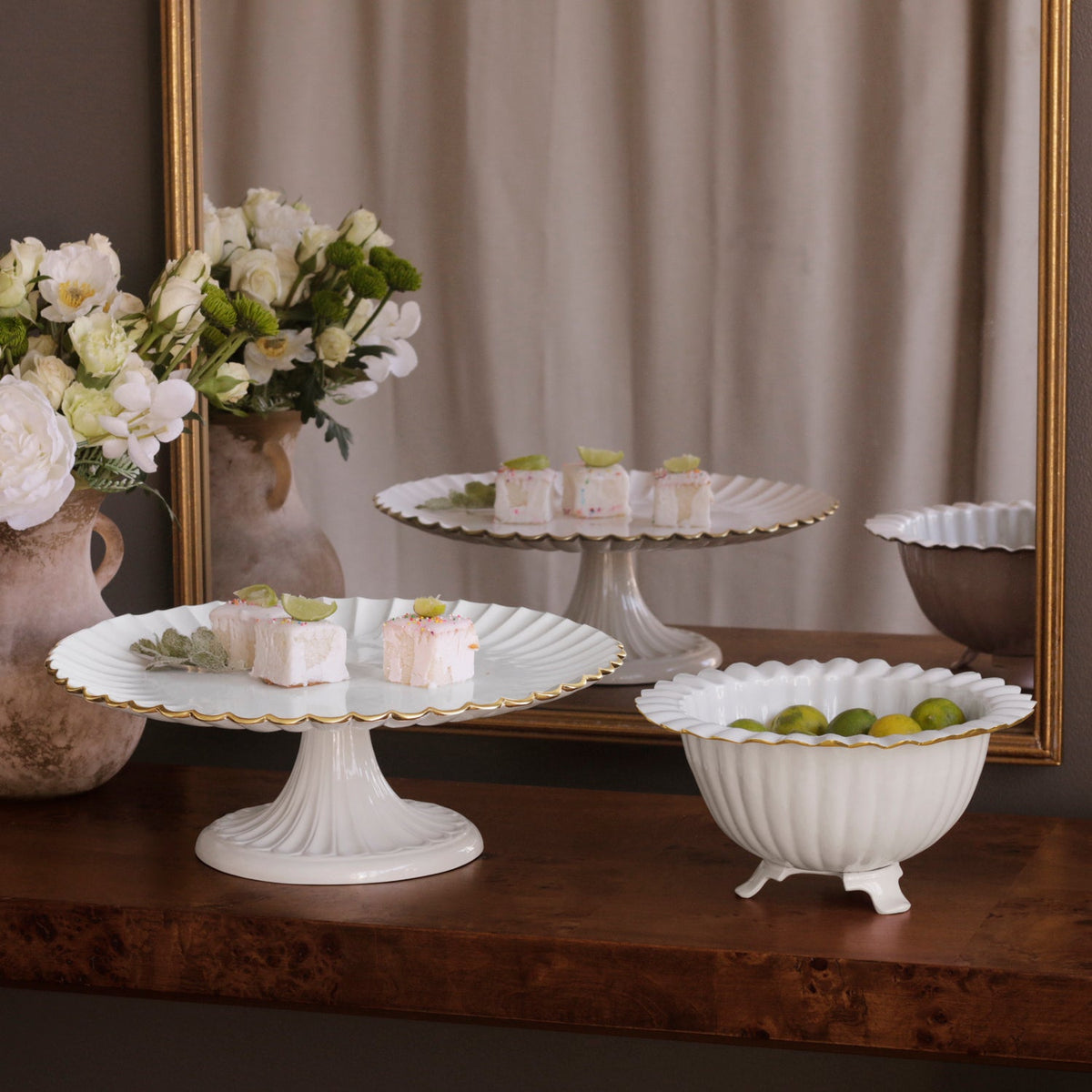 encanto-vienna-pedestal-cake-plate-cream-and-white