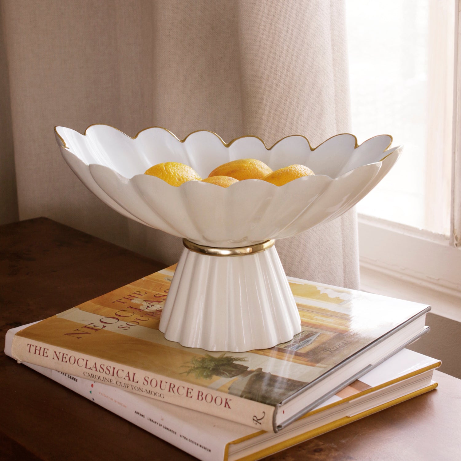 encanto-vintage-hermes-pedestal-cream-and-white