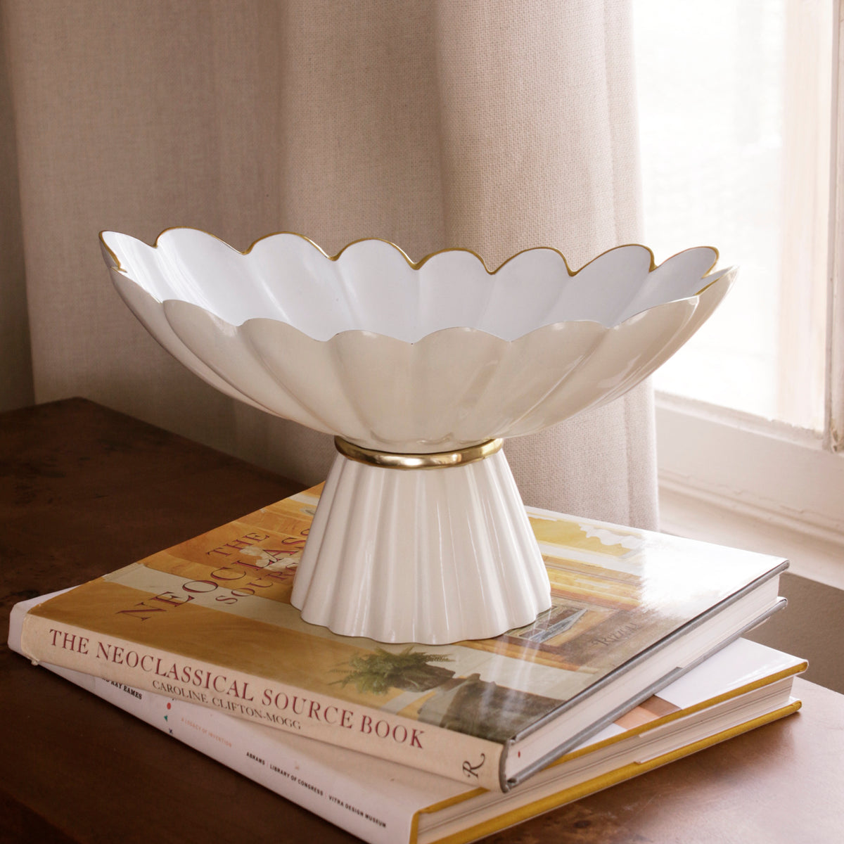 encanto-vintage-hermes-pedestal-cream-and-white
