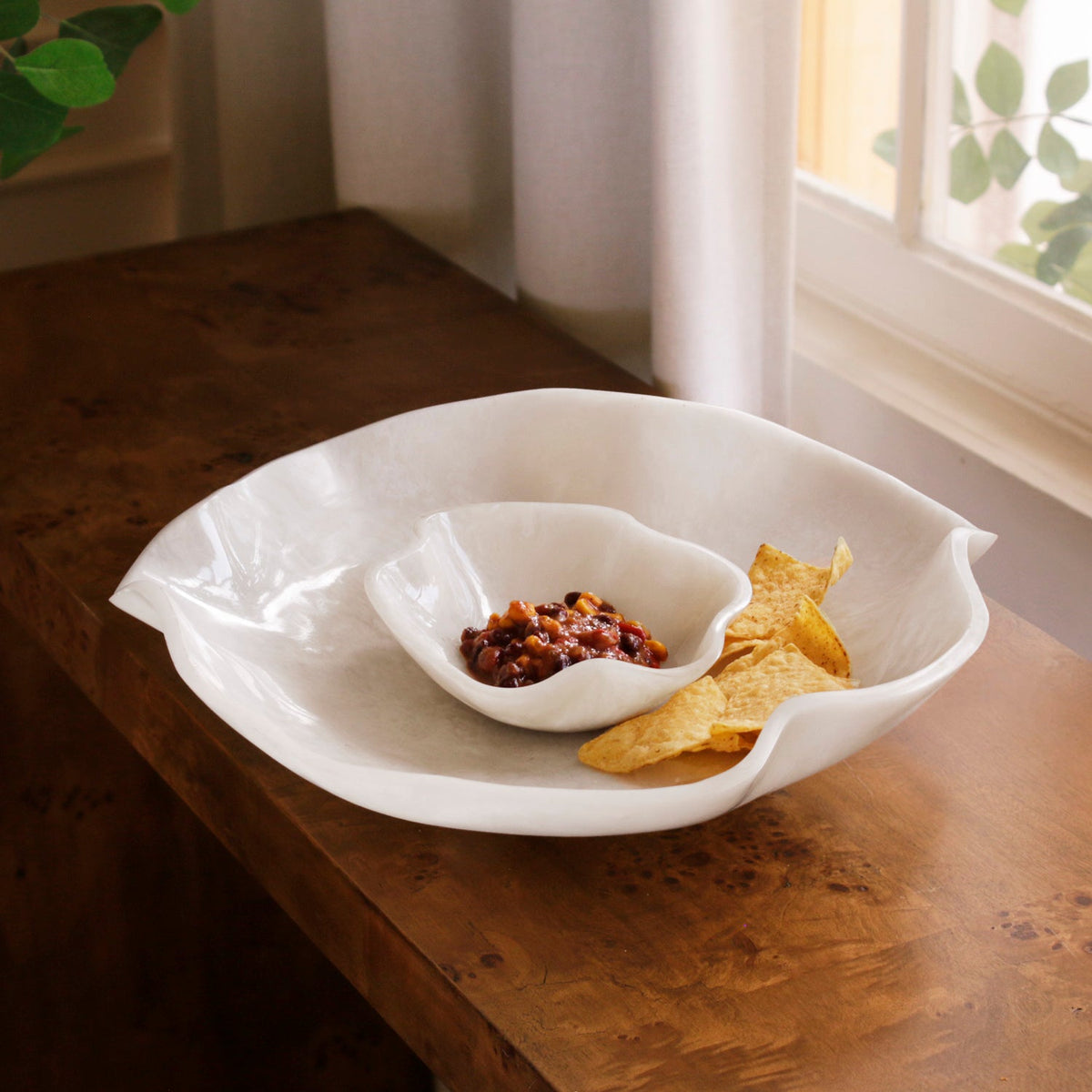 resin-alabaster-bowl-with-dip-white-swirl