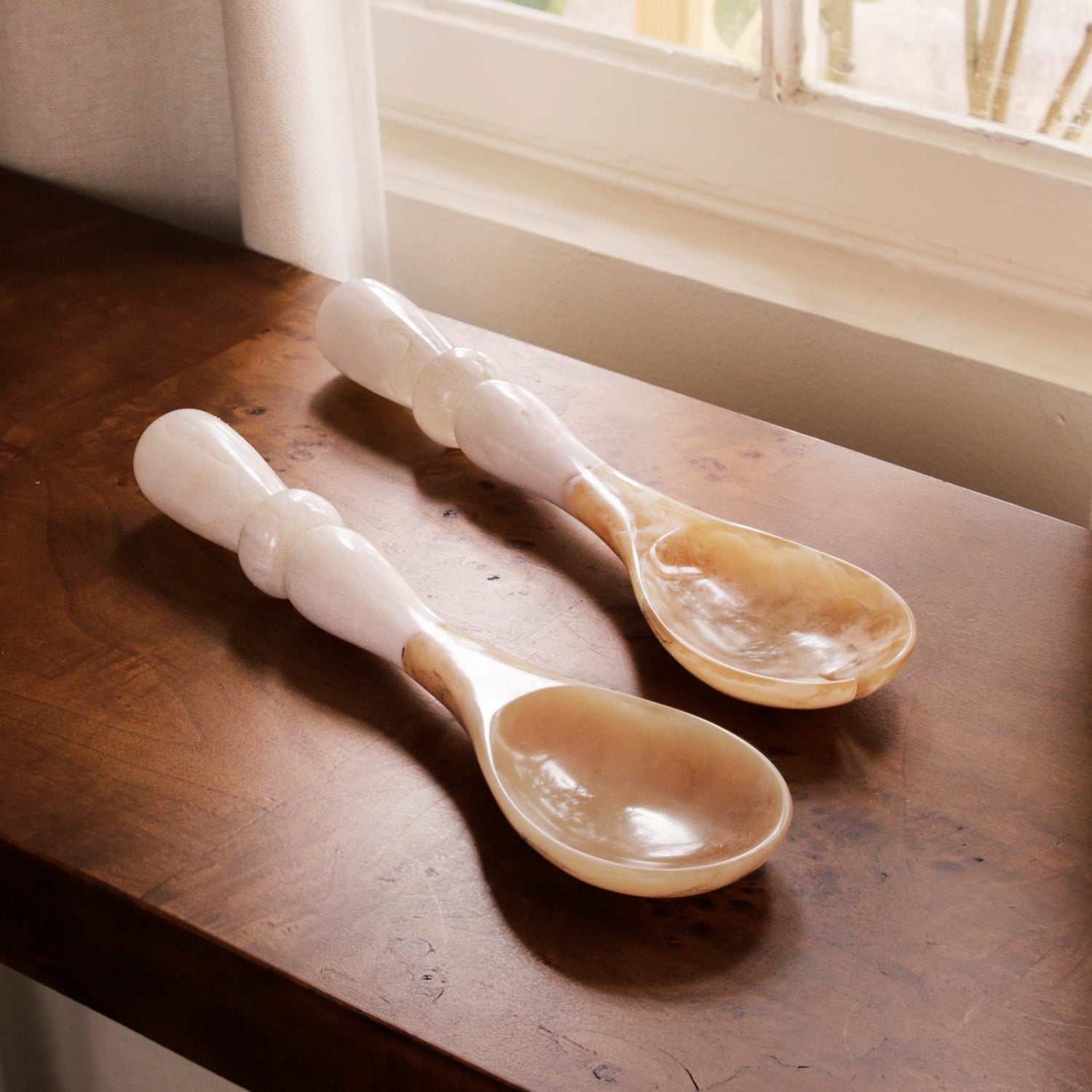 resin-alabaster-salad-servers-white-swirl