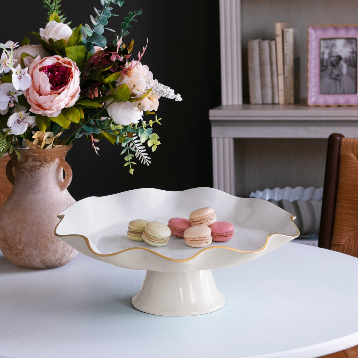 encanto-carola-pedestal-cake-plate-cream-and-white