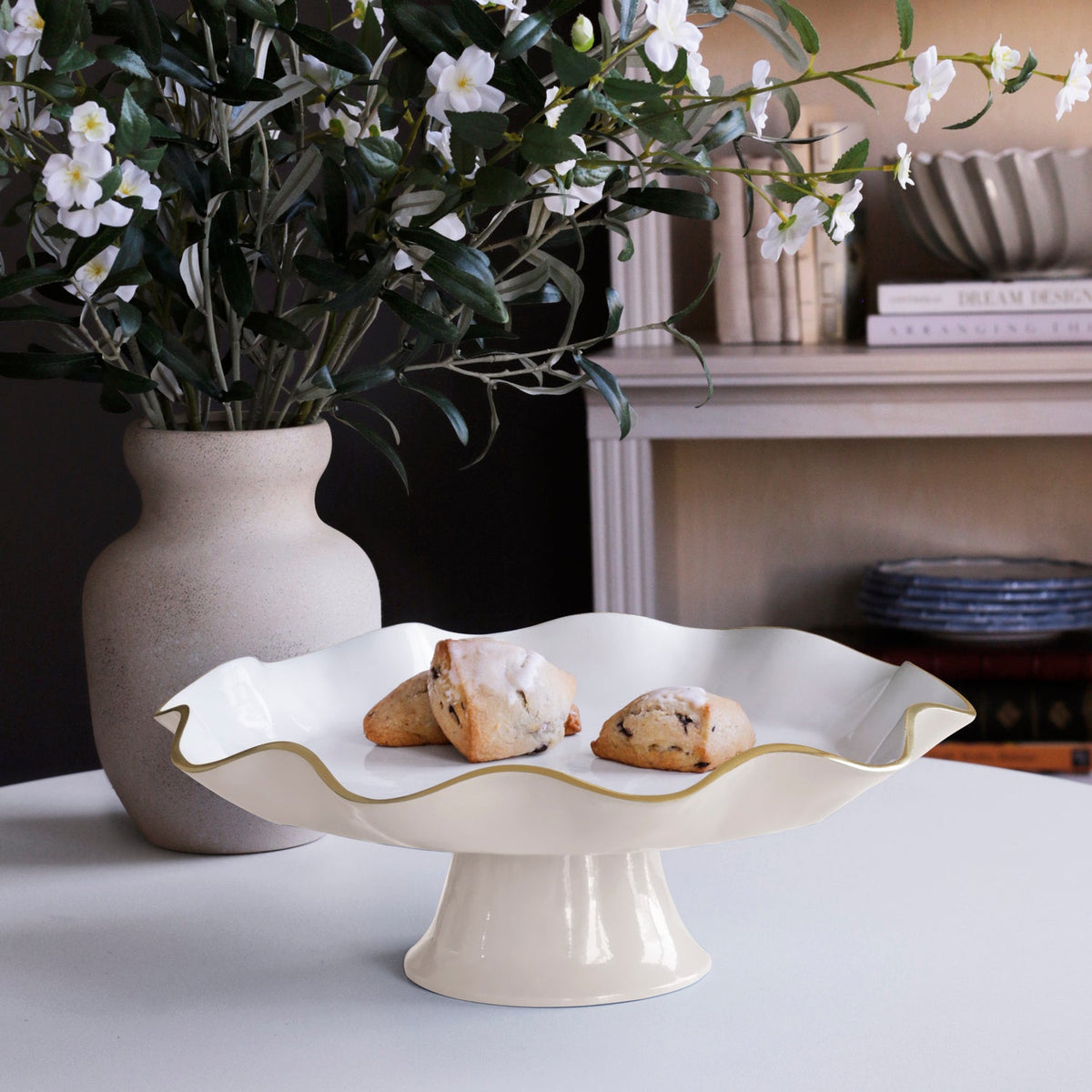 encanto-carola-pedestal-cake-plate-cream-and-white