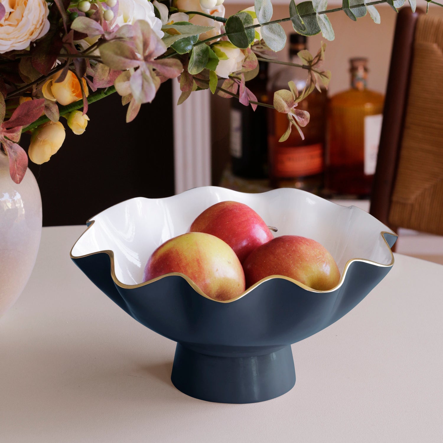 encanto-carola-small-pedestal-midnight-and-white