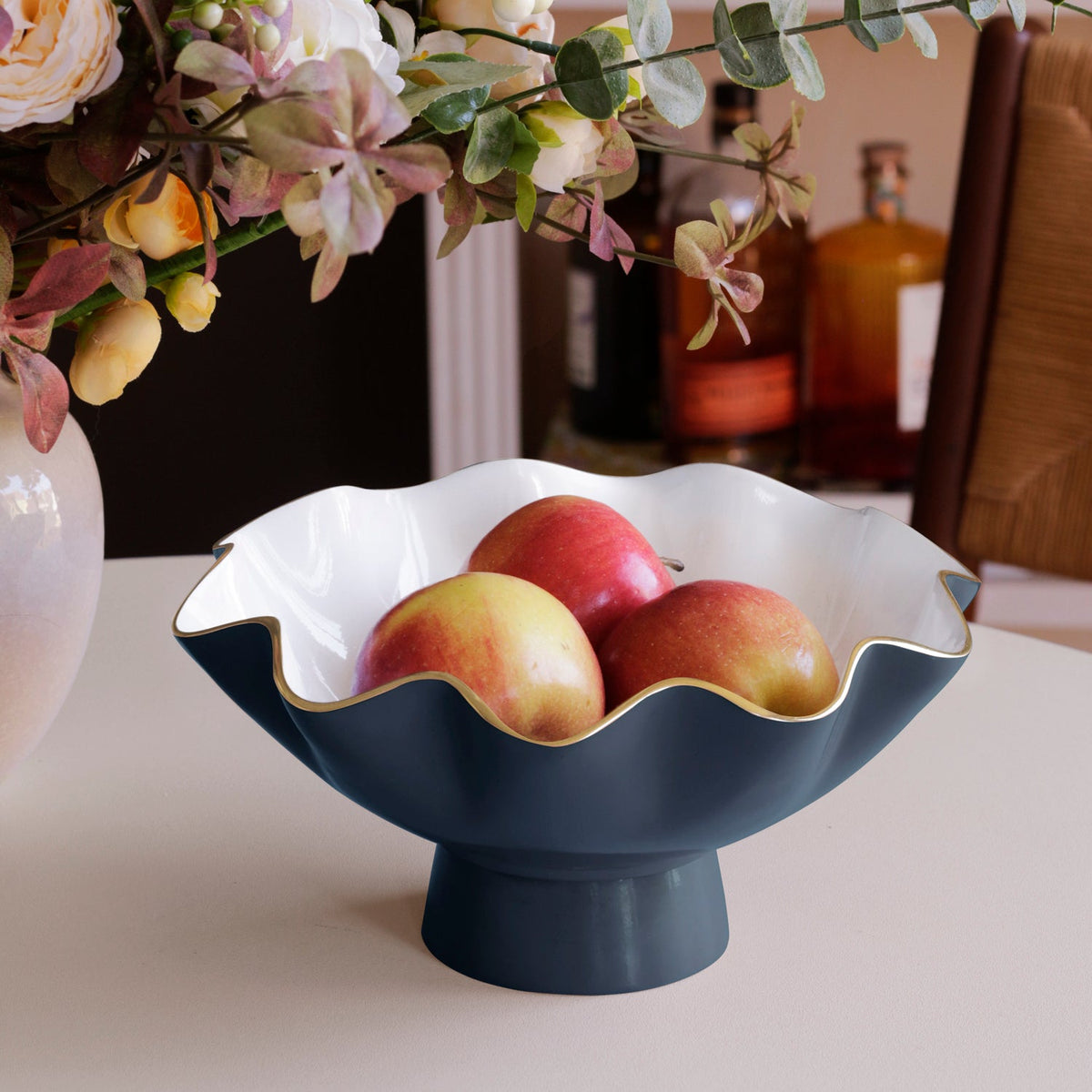 encanto-carola-small-pedestal-midnight-and-white