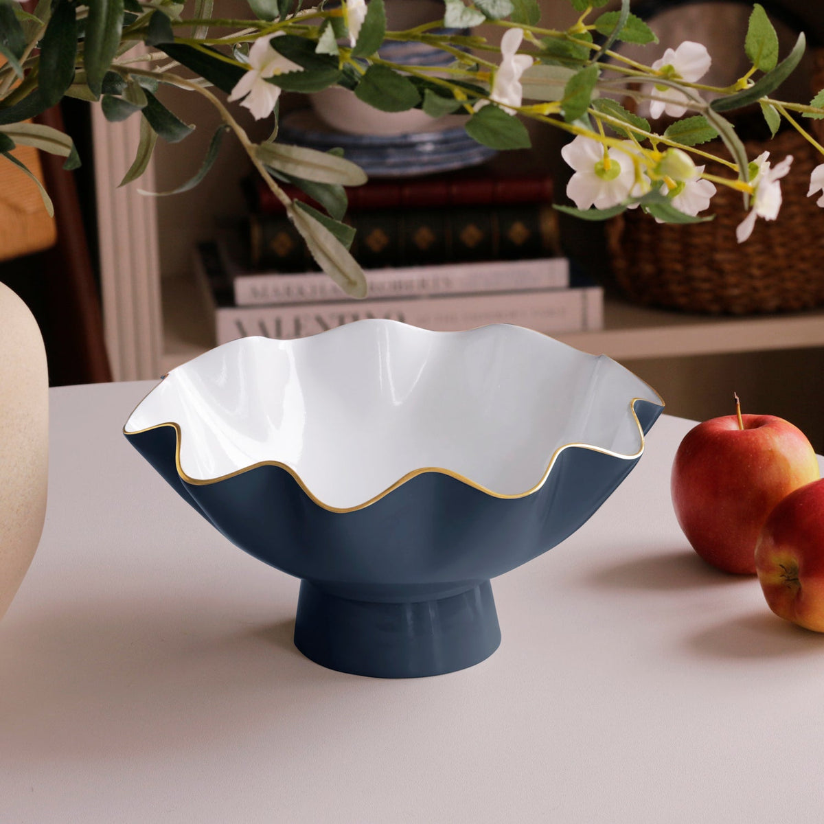 encanto-carola-small-pedestal-midnight-and-white
