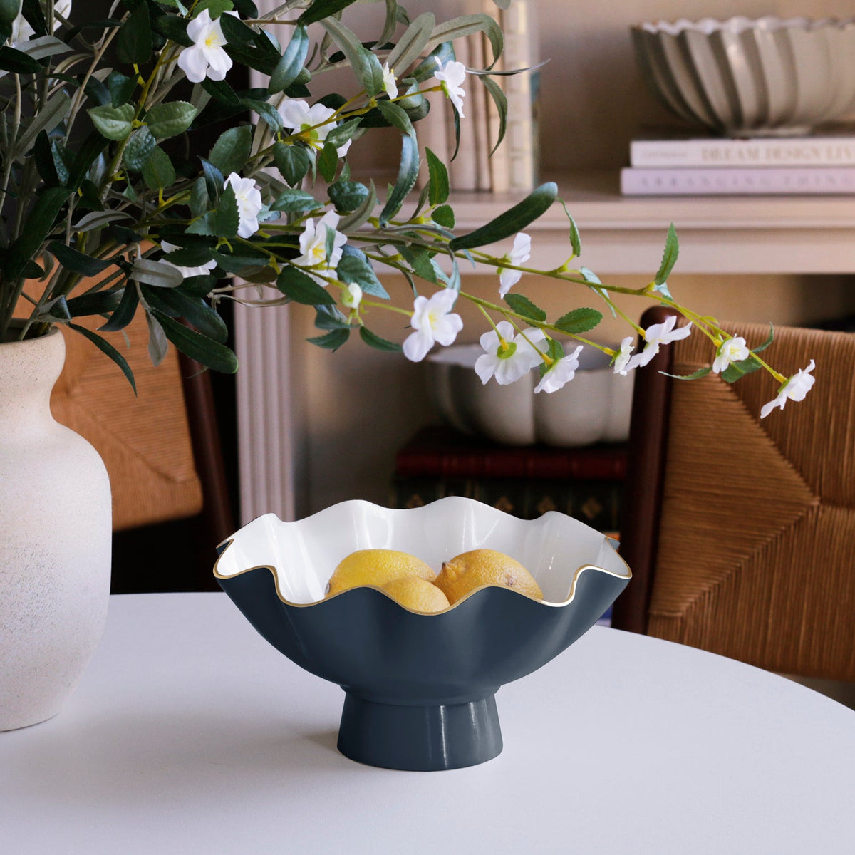 encanto-carola-small-pedestal-midnight-and-white
