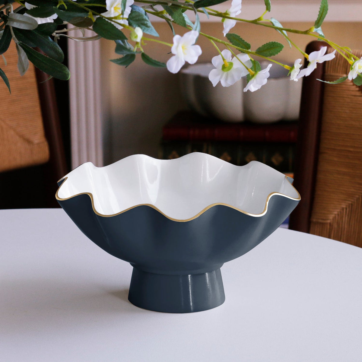encanto-carola-small-pedestal-midnight-and-white