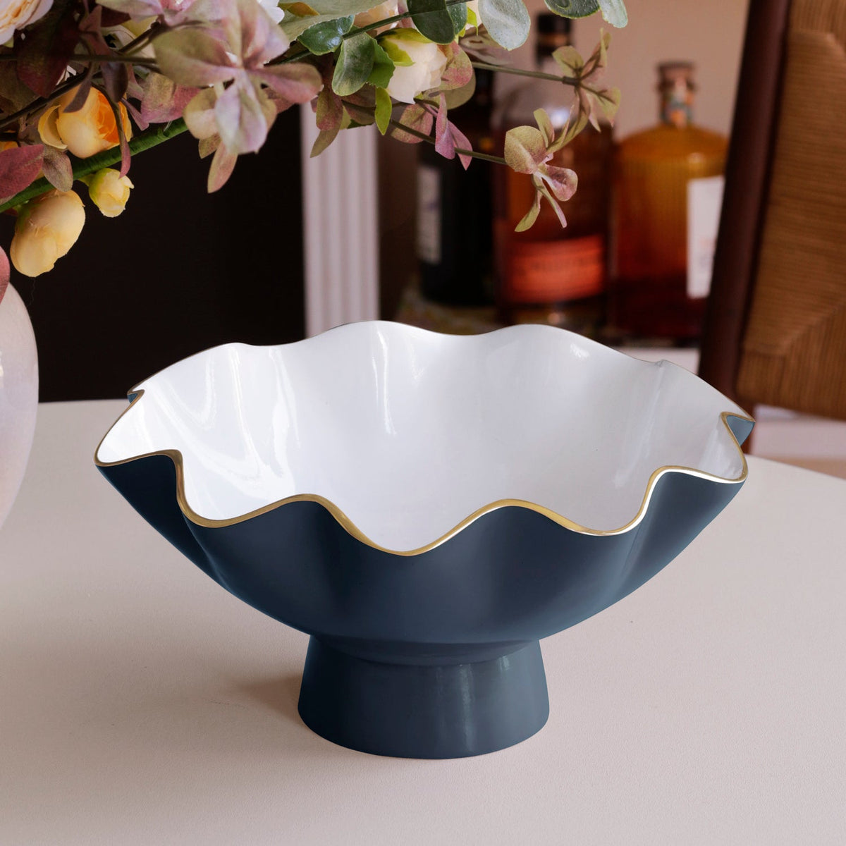 encanto-carola-small-pedestal-midnight-and-white