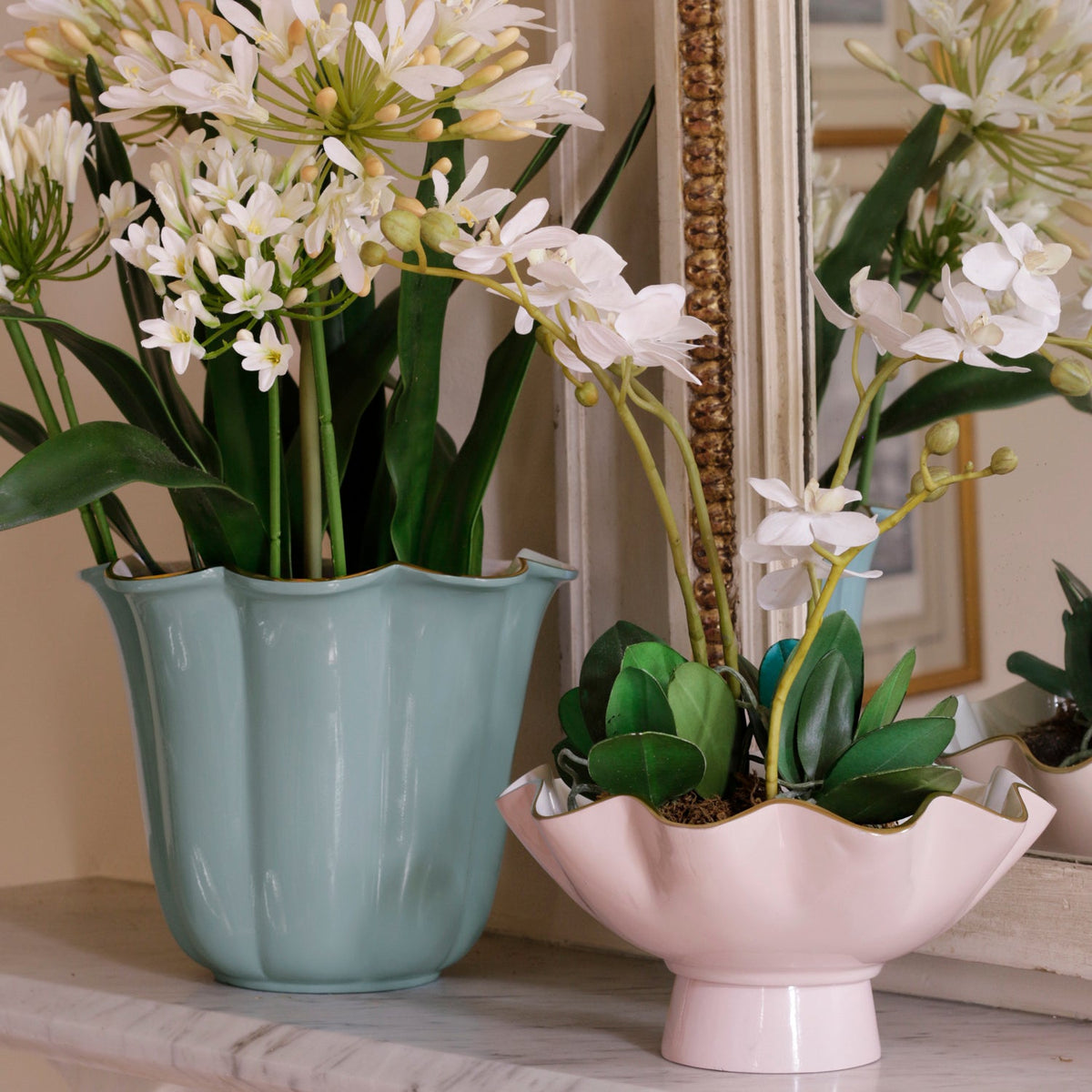 encanto-carola-small-pedestal-camellia-and-white