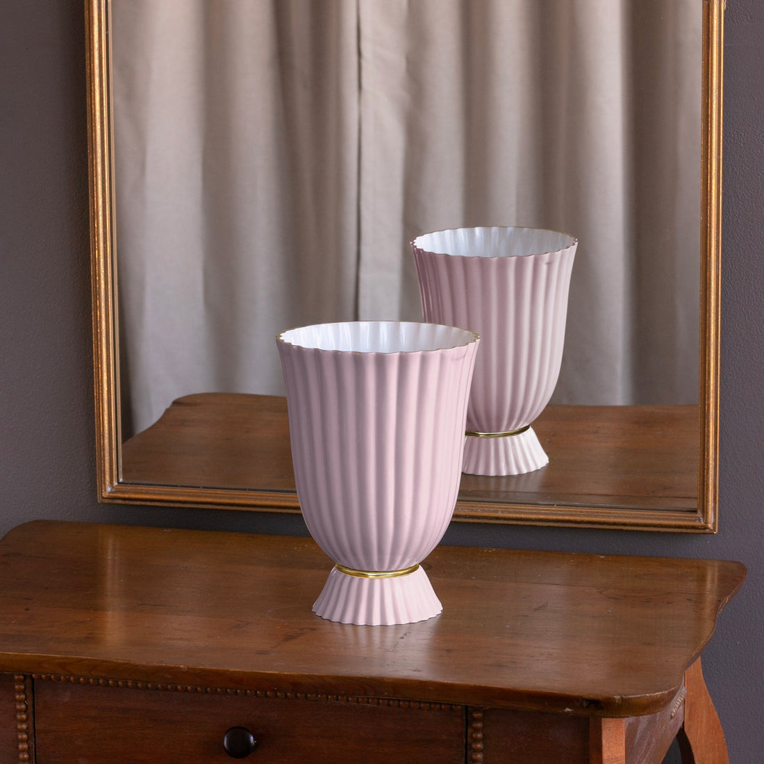 encanto-vienna-medium-vase-camellia-and-white