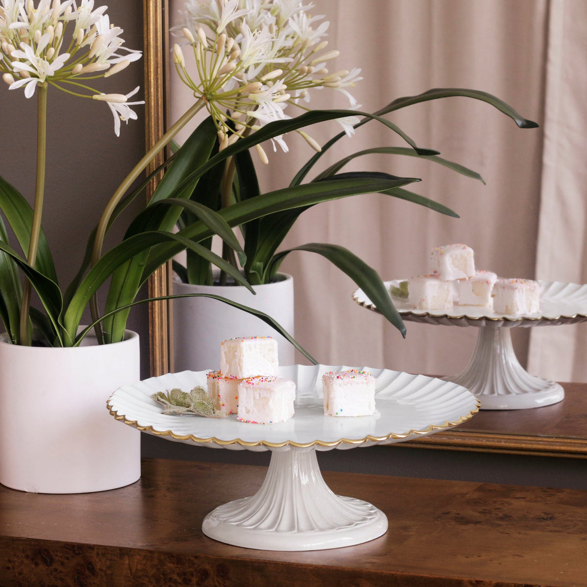encanto-vienna-pedestal-cake-plate-cream-and-white