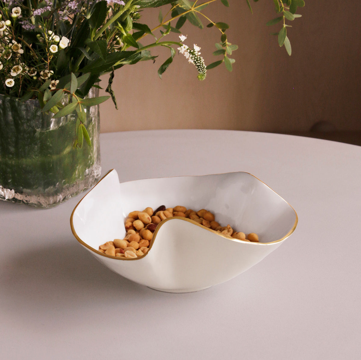 encanto-aries-medium-bowl-cream-and-white