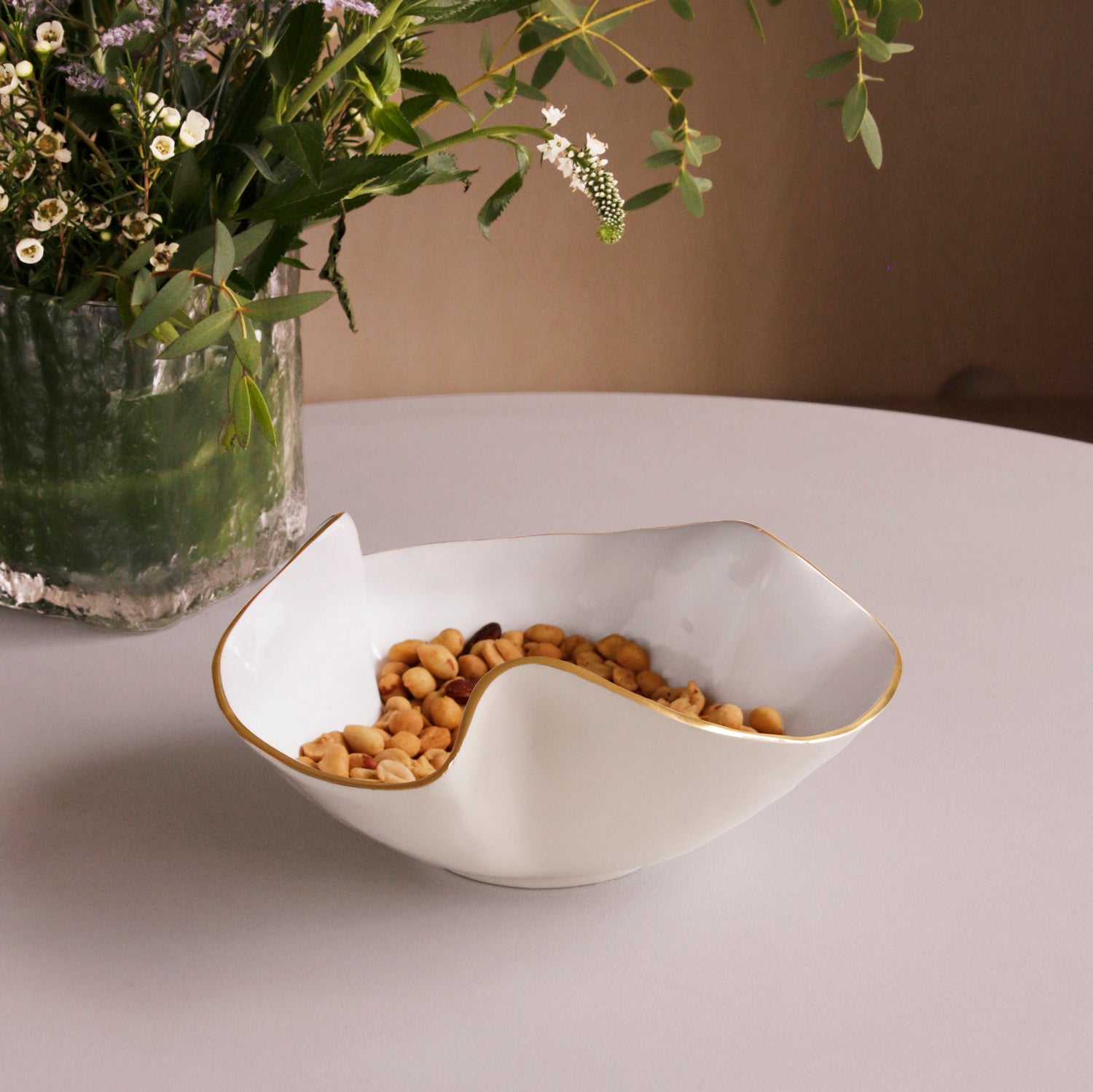 encanto-aries-medium-bowl-cream-and-white