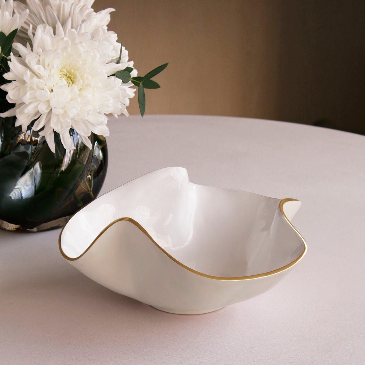 encanto-aries-medium-bowl-cream-and-white