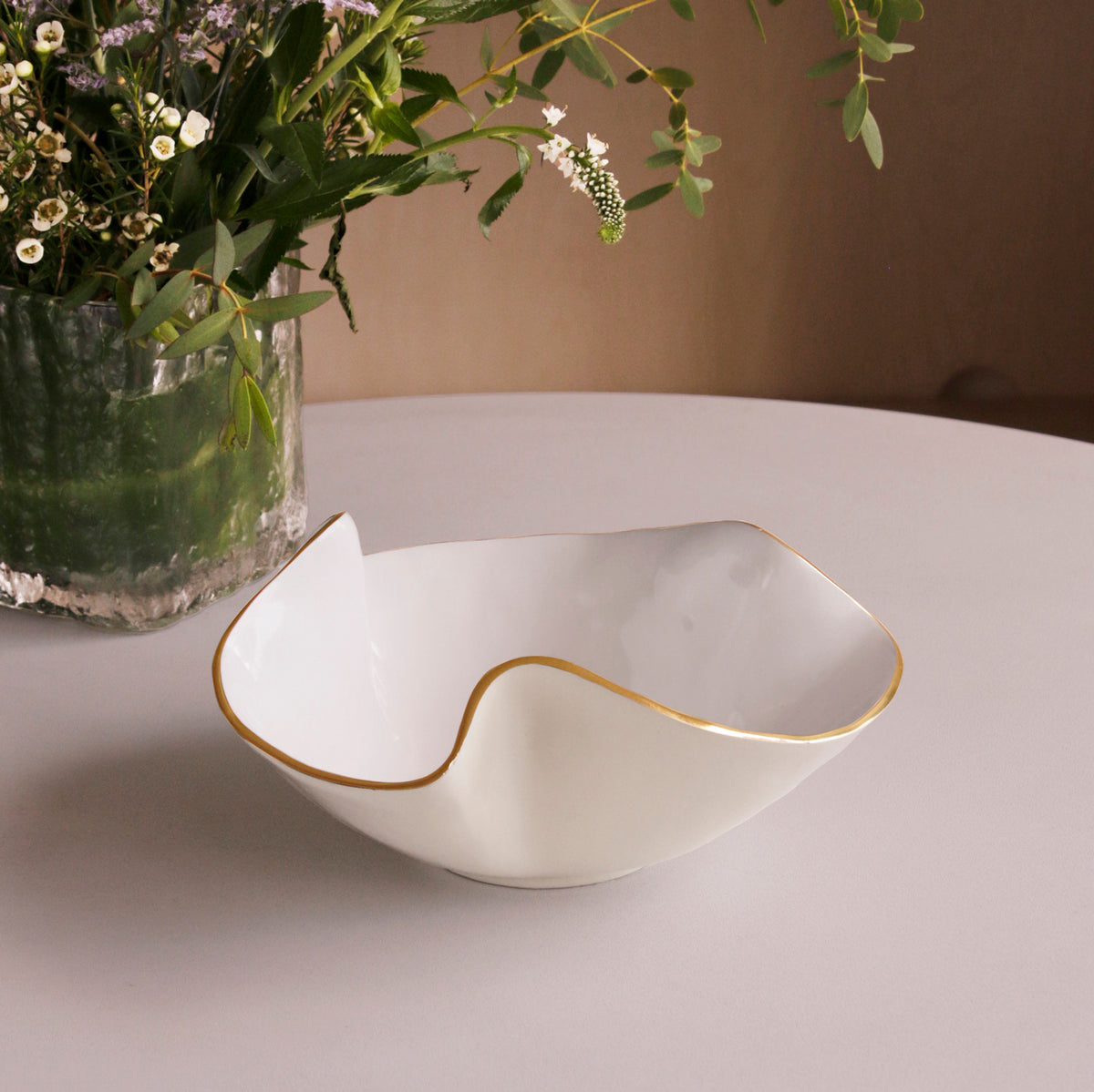 encanto-aries-medium-bowl-cream-and-white