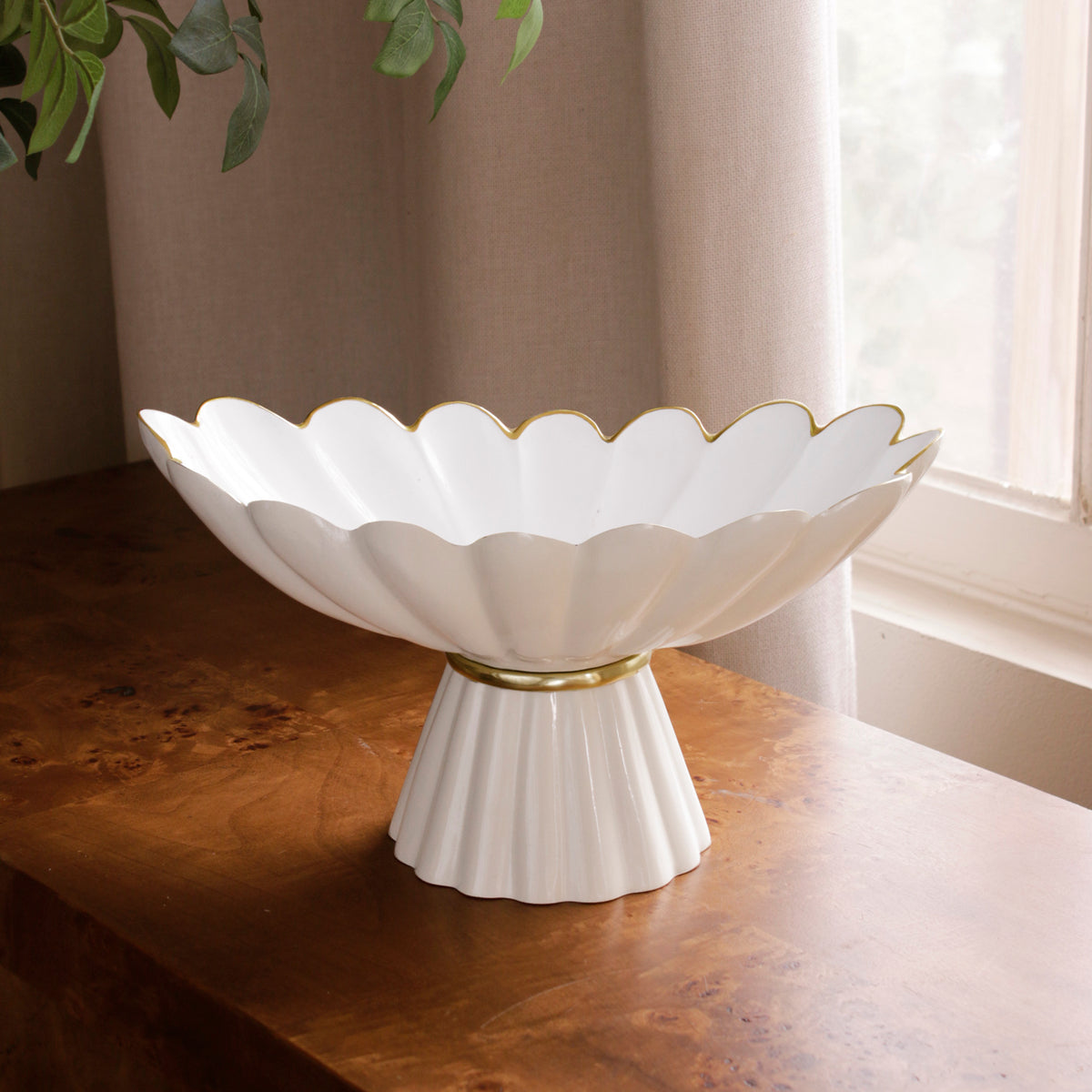 encanto-vintage-hermes-pedestal-cream-and-white