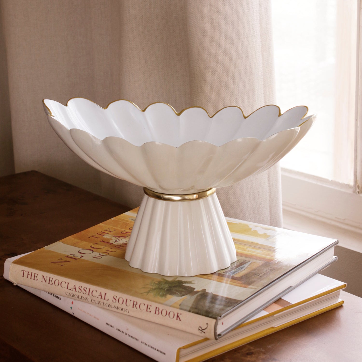 encanto-vintage-hermes-pedestal-cream-and-white